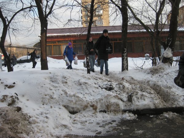 Лужков, уходя, сказал Собянину, что под одним из московских тротуаров зарыт клад (с) Лужков, уходя, сказал Собянину, что под одним из московских тротуаров зарыт клад (с)